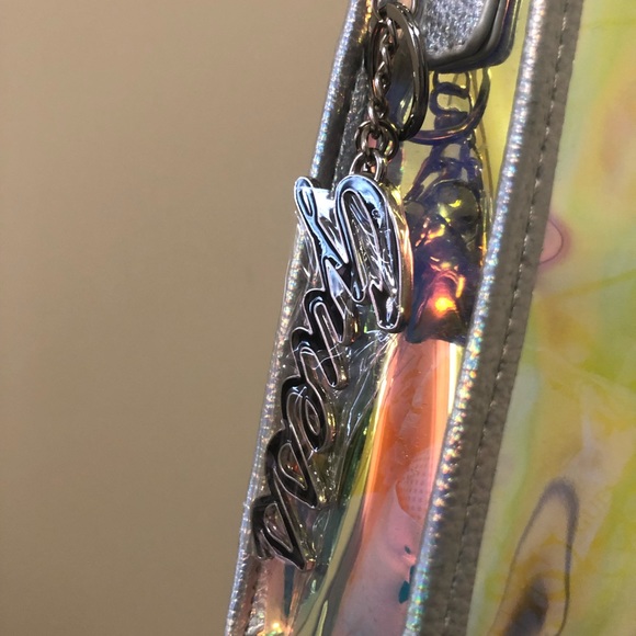 GUESS>> Silver metallic transparent crossbody bag. - Picture 4 of 7